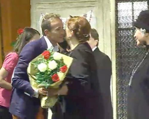 Radu Mazăre a mers la teatru: a oferit flori actriţelor din 